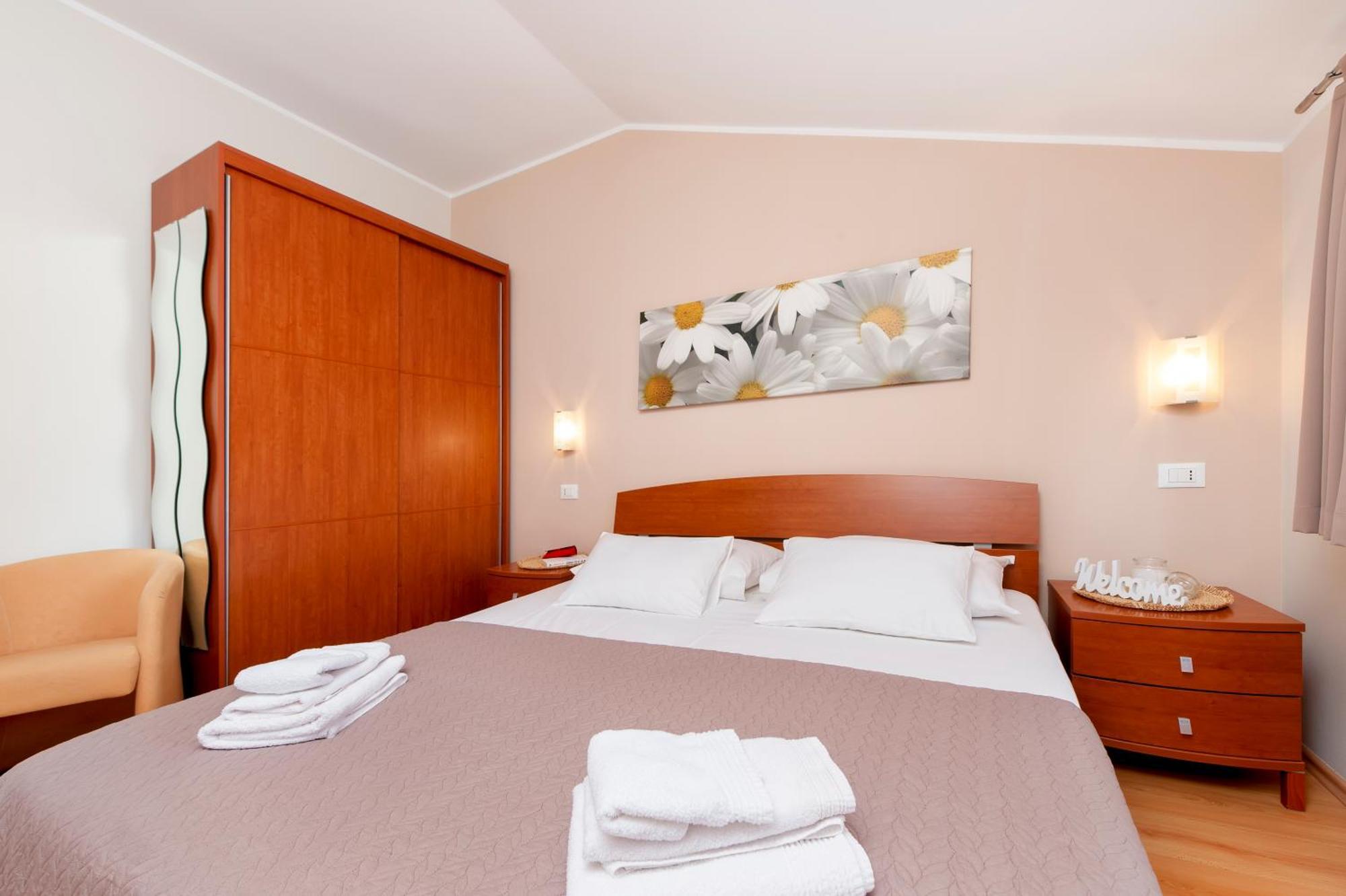 Apartments Martina โรวีน ภายนอก รูปภาพ