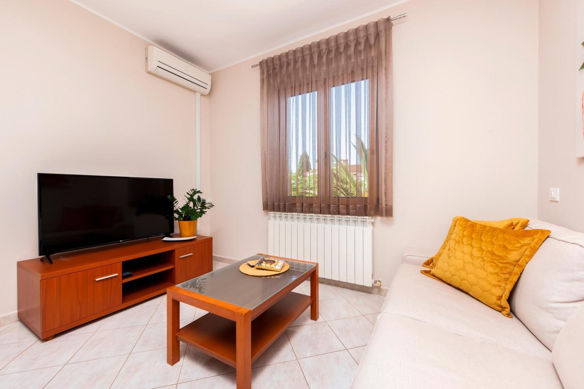 Apartments Martina โรวีน ภายนอก รูปภาพ