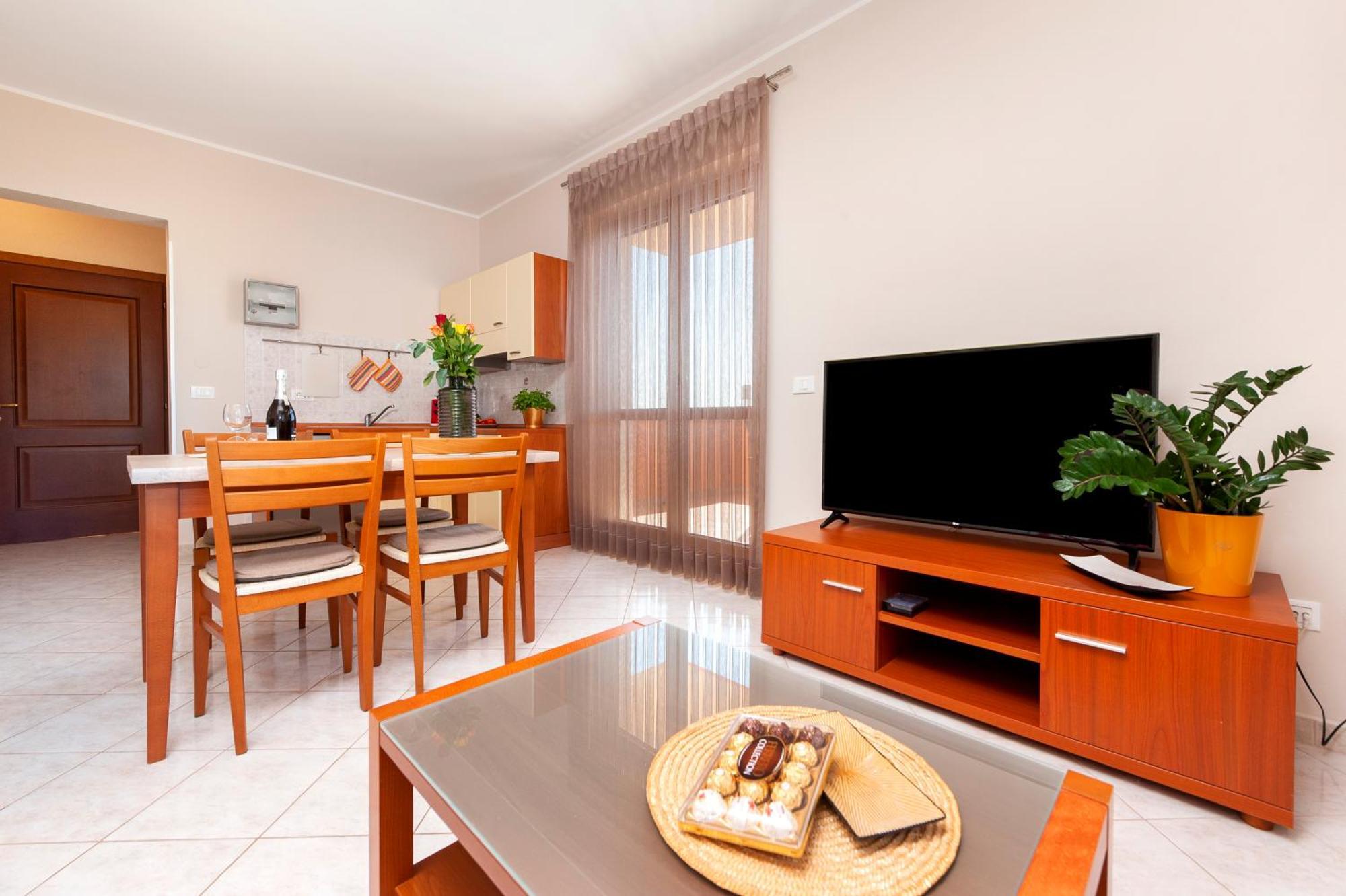 Apartments Martina โรวีน ภายนอก รูปภาพ